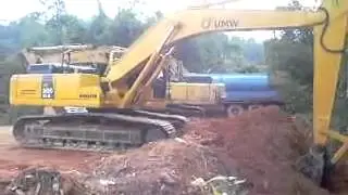 Экскаватор KOMATSU PC300LC 8 за работой (KOMATSU PC300LC 8 working)