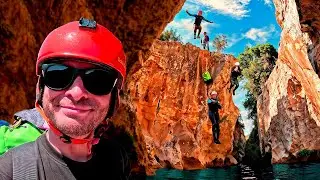 Je descends une cascade en rappel dans un canyon ... (Canyoning sierra de guara)