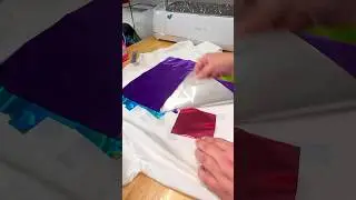 Футболка из фольги с разноцветными принтами Cricut #cricut #cricutcrafting