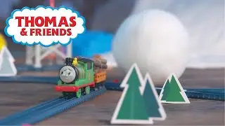 💥❄️ Percy ve Darcy dev bir kartopu içinde mahsur kalıyor! | Dikkat et, Thomas! | Tren Thomas