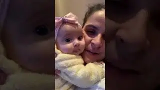 Mamãe enchendo a pequena de beijos