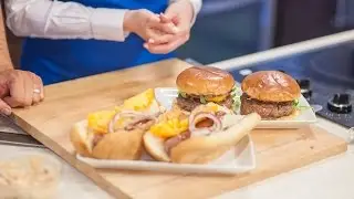 Gouda & Sausage-stuffed Burger, chef Artur Wnorowski