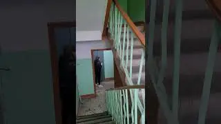 17:58 вышла из другого коридора не знаю, кто это, ключами дверь закрыла.