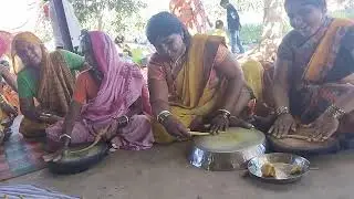 भावाच्या हळदीला लाडू वळताना म्हांतलेले लग्नाची गाणी... काही भावनिक काही कॉमेडी...😊😇
