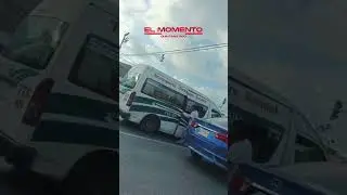En Canc&uacute;n, un chofer del transporte p&uacute;blico fue captado mientras acomodaba la puerta de su unidad.