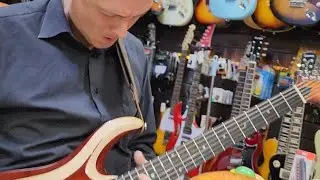 Соло на электрогитаре это не всегда скучно 😐 🤣 (фейк)