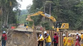 Jalur Batu Jomba Nyaris Putus !!! Pemancangan Menggunakan Kayu Dilakukan