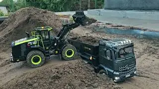RC Caterpillar Radlader belädt einen Arocs Kipper in 1:14