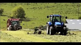 Wagon Silage with Valtra and Strautmann - Racing the Rake!