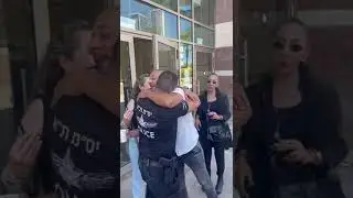 חקירת האלימות נגד המפגינים: אחד השוטרים יוצא ממשרדי מח