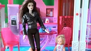 Видео с куклами, Белла пришла к Челси и Челси решила познакомить Беллу со своими друзьями