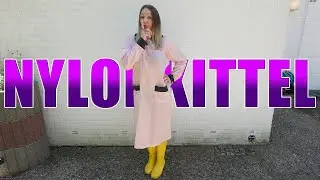 Demn&auml;chst... raschelt #KittelGirl Leo im rosa #Nylonr&uuml;ckenschlusskittel und #Gummistiefel