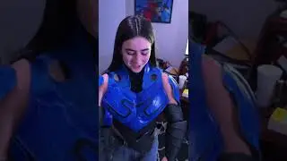 Надеваю костюм Синего Жука на свою девушку!