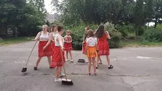 Metlový tanec ZŠ Postupimská Košice