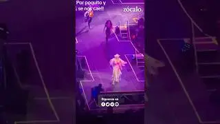 #LauraLe&oacute;n estuvo a CENT&Iacute;METROS de sufrir fuerte ca&iacute;da en el #90sPopTour 😨 #Viral