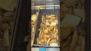 How to make our famous pita chips that we serve here at Hummus Republic!💚🤩 #healthy #howto