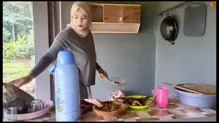 Memasak nasi akeul , Daun singkong rebus dan gurame goreng di saung kebun