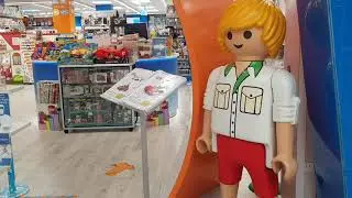 Playmobil Gigante en la Entrada de la Tiena Toy Planet. En el Centro Comercial  Xanad&uacute;.