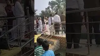 Jalki panchayat mai Arif mukiya flag host karte hue 