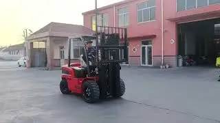 Introducing the 3-ton lithium-ion electric forklift with a new look