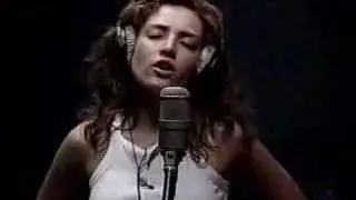 Jolette en el estudio cantando 