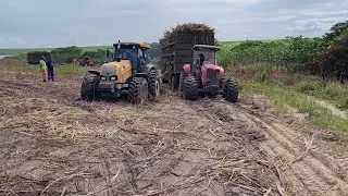 Trator BH 180 dando apoio ao MF 7150 no atoleiro