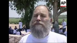 Settlers form human chain in protest