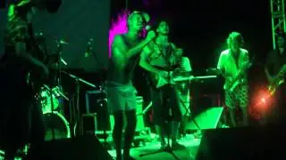 === ANTROPOF&Oacute;NICA === en &uml;Universo Paralelo&uml; (Pratigi, Brasil, verano 2012), por Lotus Midia
