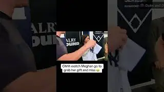 Ohhh watch Meghan go to grab her gift and miss 😂#MeghanMarkleExposed #MeghanMarkleIsANarcissist