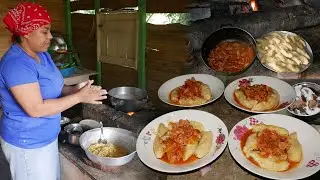Bollos de harina con coco y Bacalaos, Comida Dominicana del Campo
