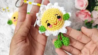 как связать брелок ромашка крючком (с субтитрами)