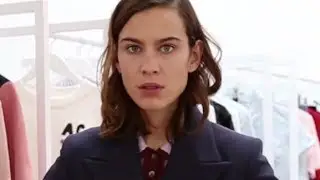 Alexa Chung nous présente ses 5 pièces préférées de sa collection | Vogue Paris
