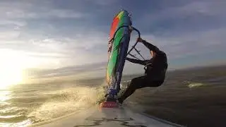 Windsurf al tramonto a fine estate in Laguna di Venezia