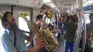 Cumbia en metro de stgo, con la Banda 