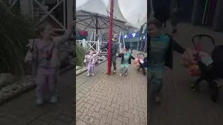 Бедный папа 😂 Зак и Ава постоянно врезаются им в фонарные столбы 💀