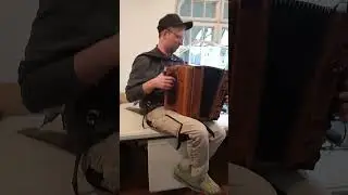 Der Fabian, Dreieckmusi testet das HDSmicro 🎵👌 Eingebaut in einer Strasser Harmonika. ..gef&auml;llt ihm!