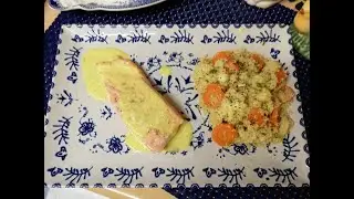 Salmón con cuscús, verduras y salsa de cúrcuma