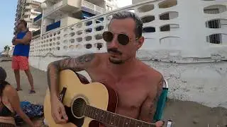 A QU&Eacute; HUELE LA LUNA - JACOB ROMERO cantando en la playa ARTISTAZO