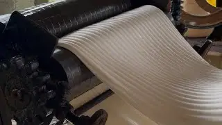 การรีดแผ่นยางพาราด้วยจักรลื่น (Rubber sheet rolling with a slippery machine) 