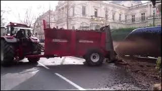 🚨Warning: French farmers dumped manure on police vans this Tuesday in the town of Nimes