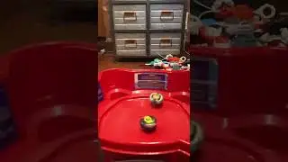 BEYBLADE slow mo battle