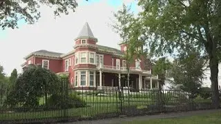 Stephen King opens home to writers