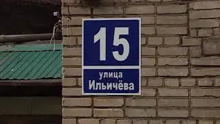 Девушка, не справившись с управлением, покалечила чужой авто и влетела в дерево