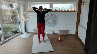 Weihnachtsyoga mit Katze Bella