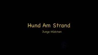 hund am strand - jungen m&auml;dchen