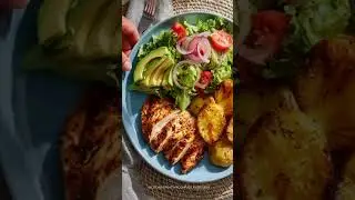 Pollo a la Plancha con Papas Doradas y Ensalada Fresca