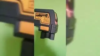 nivel laser de dos lineas con punto de plomada Dewalt modelo DW0822