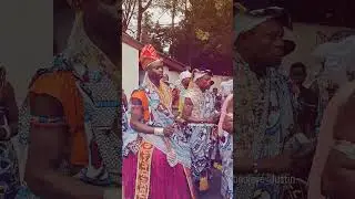 Les d&eacute;vou&eacute;es du vodoun Sakpata et Dan chantent doucement en quittant la for&ecirc;t sacr&eacute;e de Kpass&egrave;.
