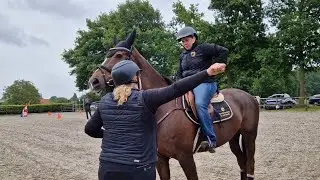 Bianca Schoenmakers probeert Horseboarding op Hippisch Hattem