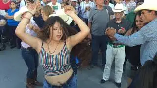 Tania y Wuilly Ochoa bailan asi💃 con Musical Milagro🎶